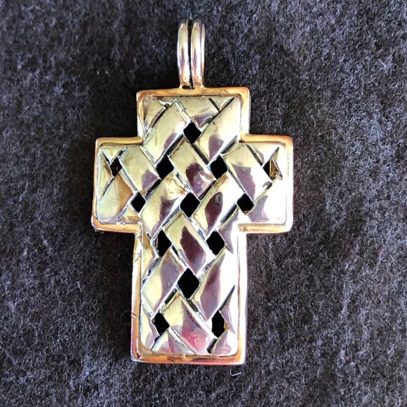 Silver and Gold Colored Metal lattice design Cross 2 1/4 " long by 1 1/4… - Picture 5 of 10